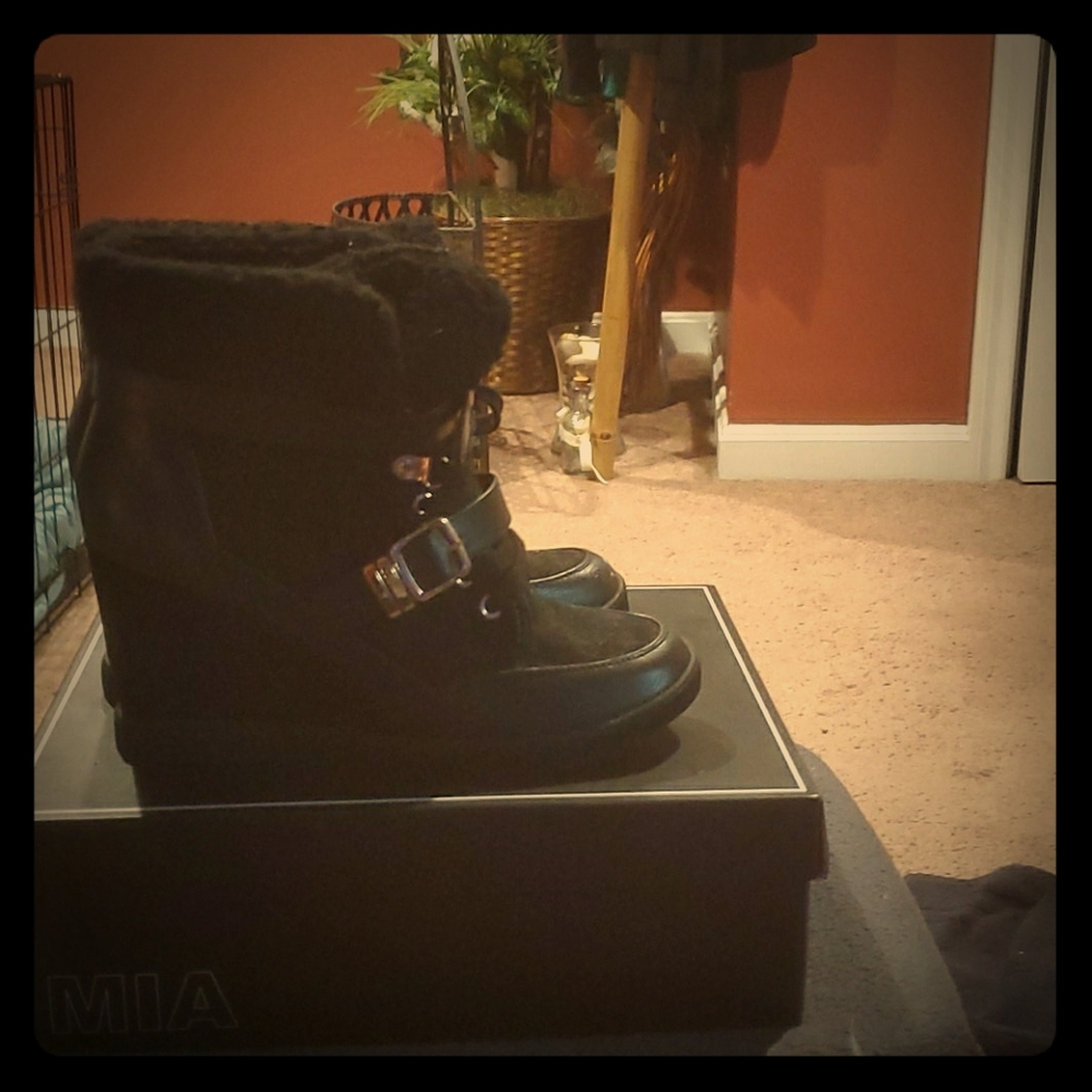 Wedge black mid top gold buckles